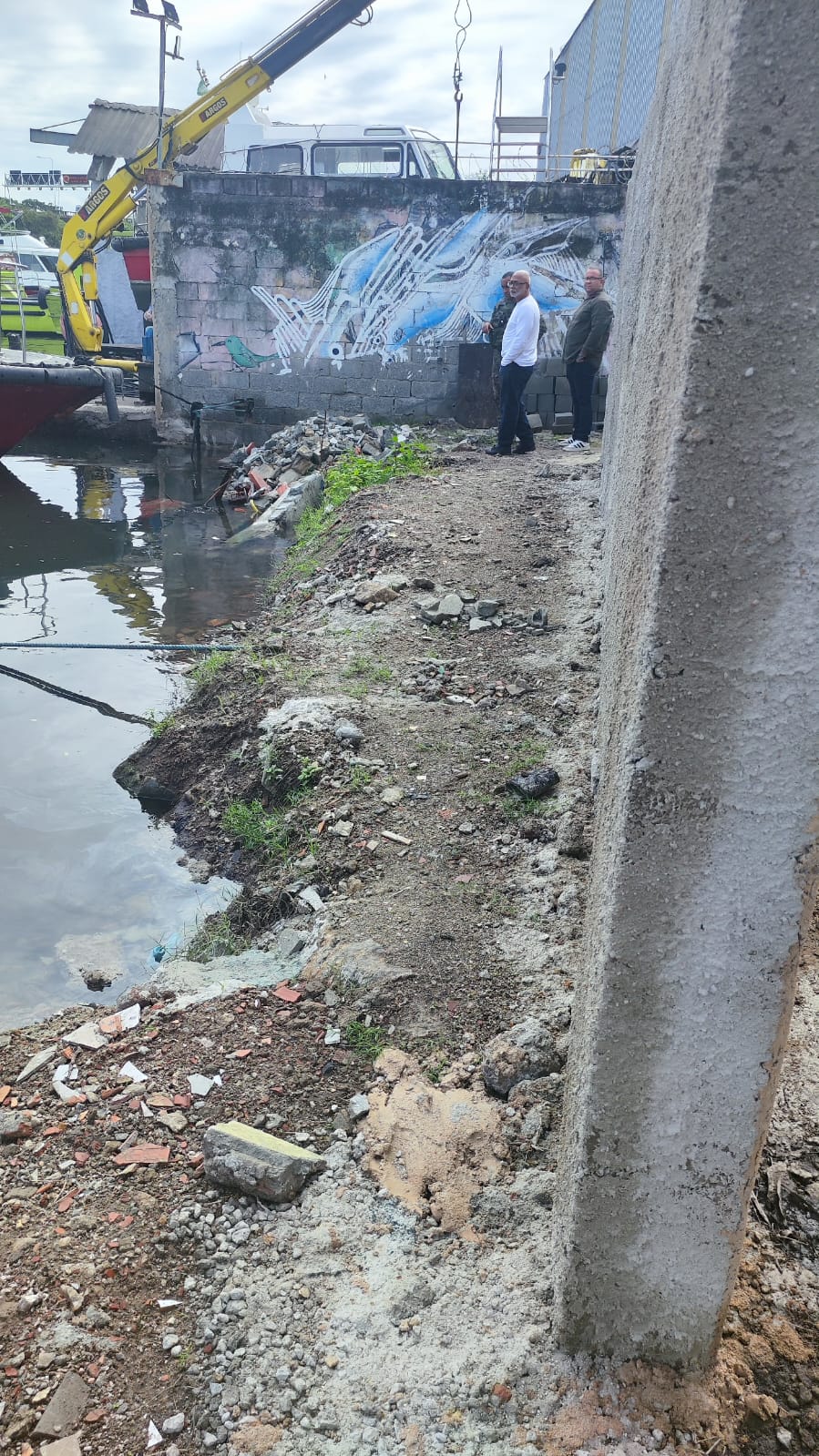 Denúncia auxilia polícia a encontrar construção irregular de muro na faixa marginal da Baía de Guanabara e manutenção de embarcações sem licença em Niterói 